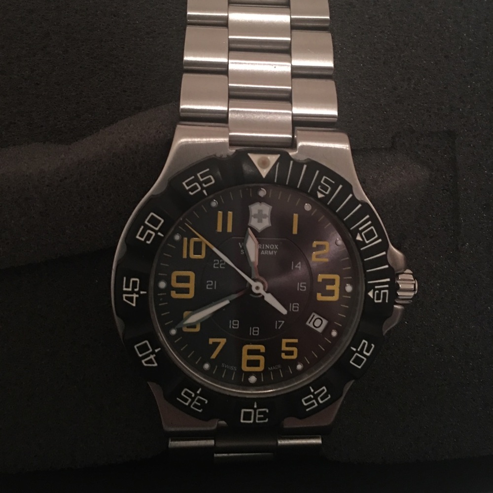 Men’s victorinox Swiss army watch